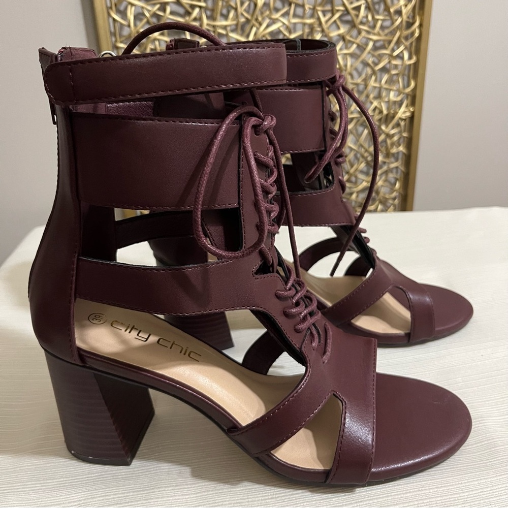 Women’s sandals size 8, brown/maroon new with tags